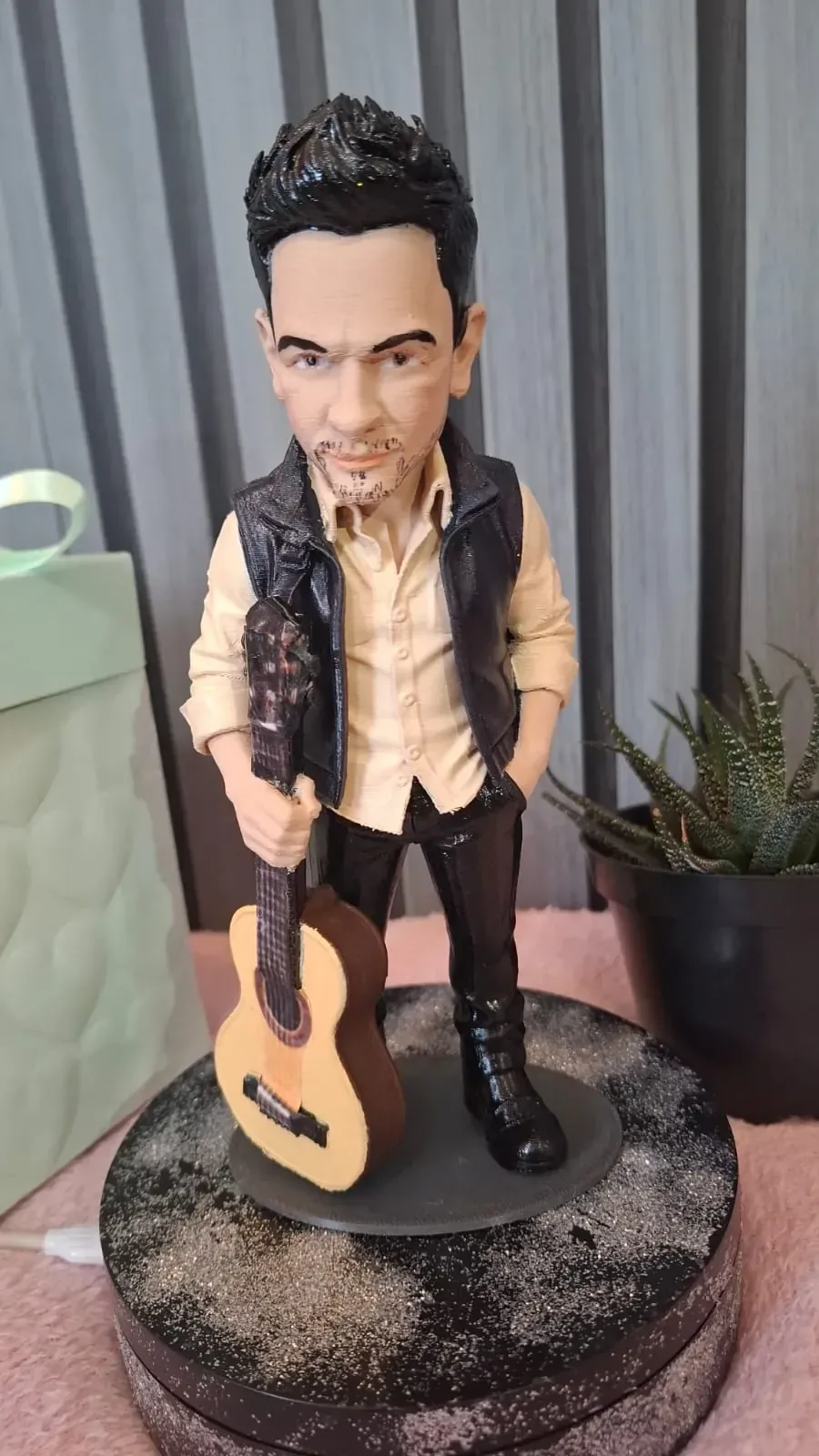 Boneco 3D personalizado de músico com violão